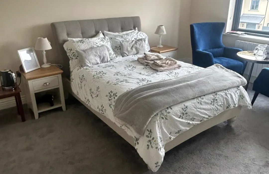 1 Luxurious Room In Family Home-1
