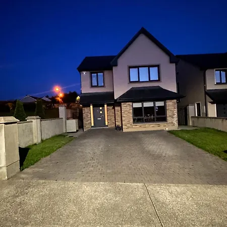 1 Luxurious Room In Family Home-2