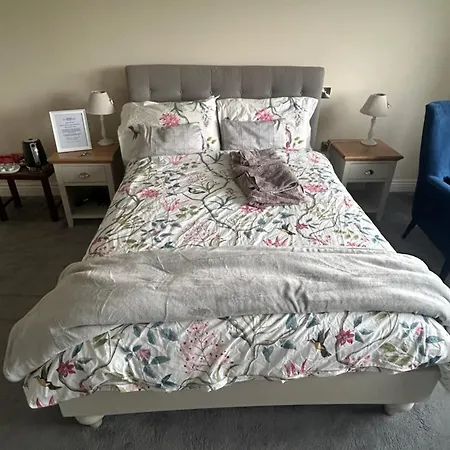 1 Luxurious Room In Family Home-3