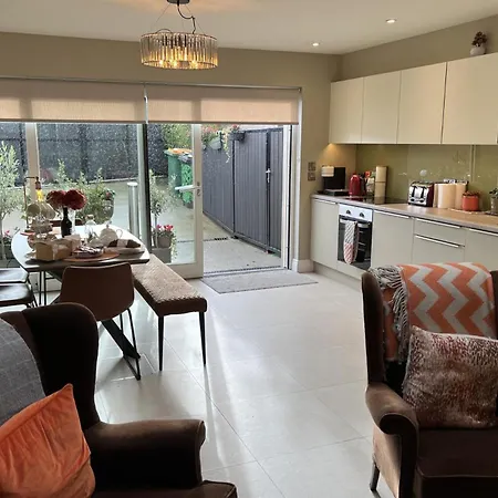 4 Bed House Sleeps 7 - Parking Garden Wifi-2