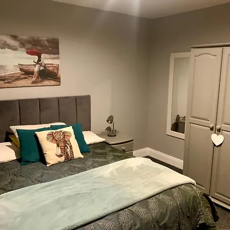 Cottage 33 Old Killarney Village Killarney V93K66X 4 King Beds Sleeps 8 Sharing-2
