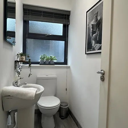 Shangri-La Large Family Townhouse Free Carpark-2