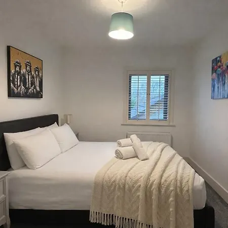 Shangri-La Large Family Townhouse Free Carpark-3